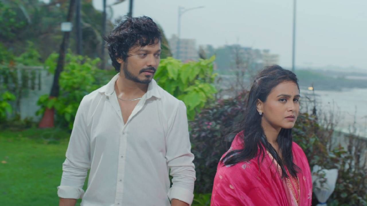 स्टार प्रवाह वाहिनीवरील 'लग्नानंतर होईलच प्रेम' या मालिकेला प्रेक्षकांकडून भरभरुन प्रेम मिळतंय. मालिकेतल्या प्रत्येक सीनवर कौतुकाचा वर्षाव होतोय. जीवा-नंदिनी आणि पार्थ-काव्याचं नातं घटस्फोटापर्यंत येऊन पोहोचलेलं असताना त्यांच्या नात्याचं भवितव्य नेमकं काय असेल हे जाणून घ्यायची उत्सुकता प्रत्येकाच्याच मनात आहे. 
