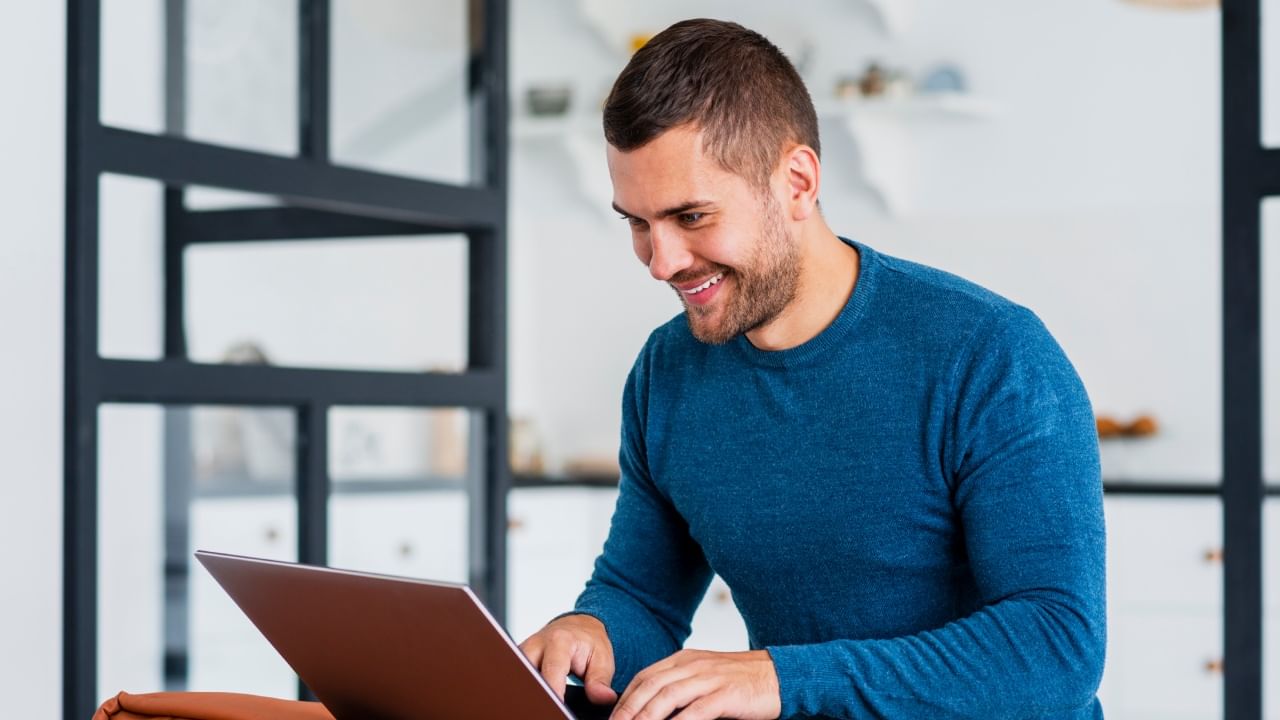 आजकाल लॅपटॉप, कॉम्प्युटर आणि मोबाईल हे आपल्या जगण्याचा अविभाज्य भाग बनले आहेत. ऑफिस असो किंवा घर, अभ्यास असो किंवा ऑनलाईन मिटिंग, तासनतास स्क्रीनसमोर राहणे ही आता काळाची गरज झाली आहे.