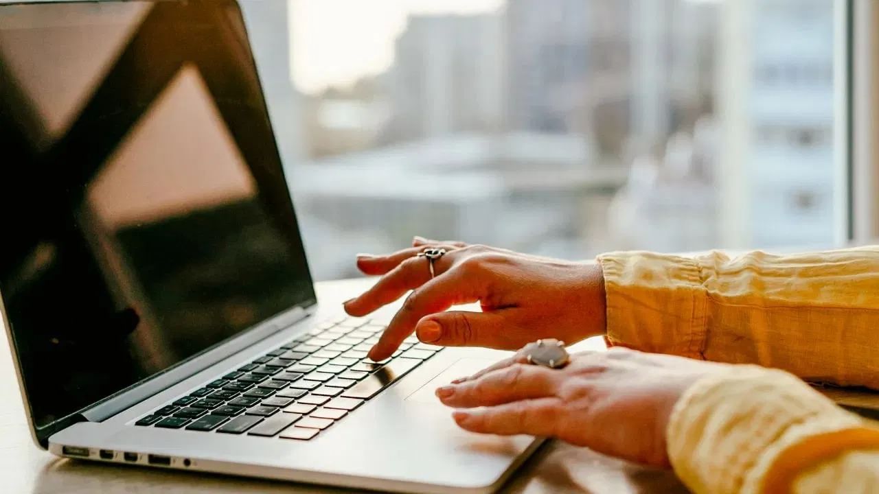 इतकंच नाही तर सतत लॅपटॉप पाहिल्याने त्वचेचा रंग फिका दिसू लागतो. तसेच जास्त वेळ एकाच जागी बसल्याने रक्ताभिसरणही मंदावते. ज्यामुळे त्वचेच्या आरोग्यावर नकारात्मक परिणाम दिसू लागतात.