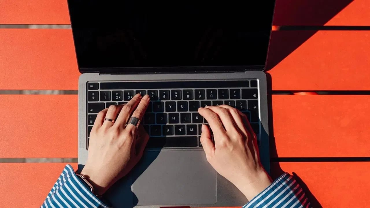 जर तुम्हाला लॅपटॉप किंवा सिस्टीमवर जास्त वेळ काम करावे लागणार असेल, तर तुमच्या त्वचेची काळजी घेणे हे अत्यंत महत्त्वाचे आहे. यासाठी डॉ. सिंघल यांनी काही टीप्स दिल्या आहेत. ज्यामुळे तुम्ही तुमच्या त्वचेचे योग्य पद्धतीने रक्षण करु शकता. 