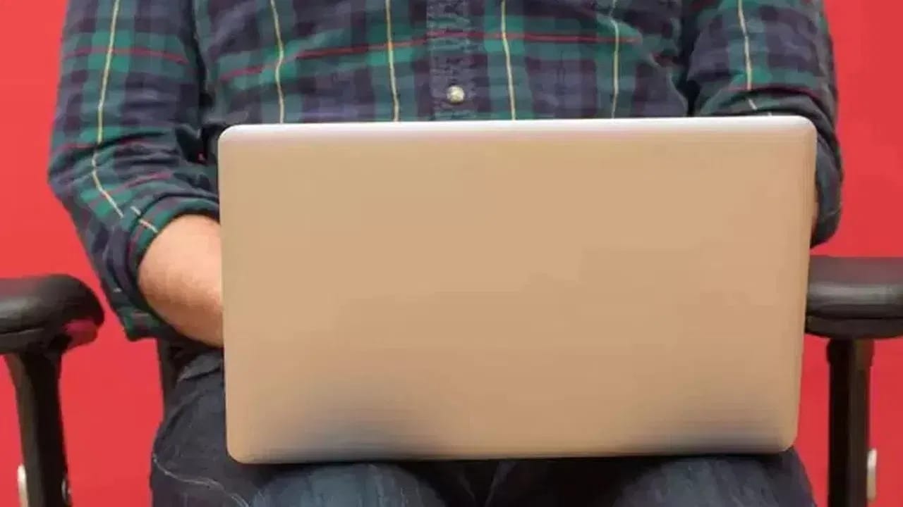 स्क्रीनसमोर बसताना तुम्ही ब्लू रे प्रकारातील चष्मे वापरू शकता. हे चष्मे केवळ तुमच्या डोळ्यांनाच नाही, तर तुमच्या त्वचेचेही संरक्षण करतात. यामुळे तुमच्या त्वचेचे 'फ्री रॅडिकल्स' (Free Radicals) आणि अकाली येणाऱ्या सुरकुत्यांसारख्या समस्यांपासून बचाव होतो.