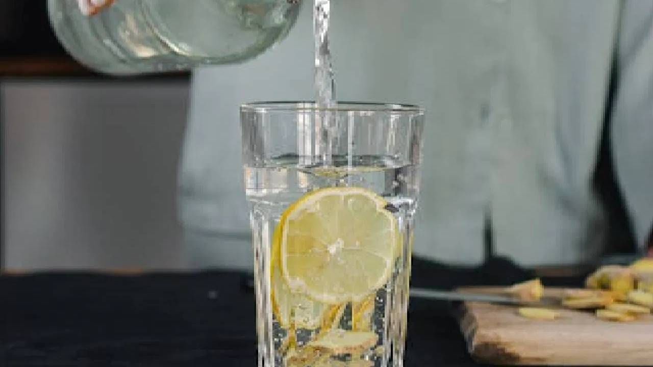 सकाळी उपाशीपोटी लिंबू पाणी प्यावे की नाही? जाणून घ्या तज्ज्ञ काय म्हणतात?