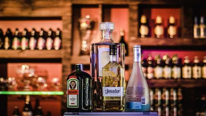 Liquor Licenses : मद्यविक्री परवान्यांची खिरापत वाटणार? तब्बल 328 नवीन मद्यविक्री परवाने जारी Liquor Licenses : मद्यविक्री परवान्यांची खिरापत वाटणार? तब्बल 328 नवीन मद्यविक्री परवाने जारी