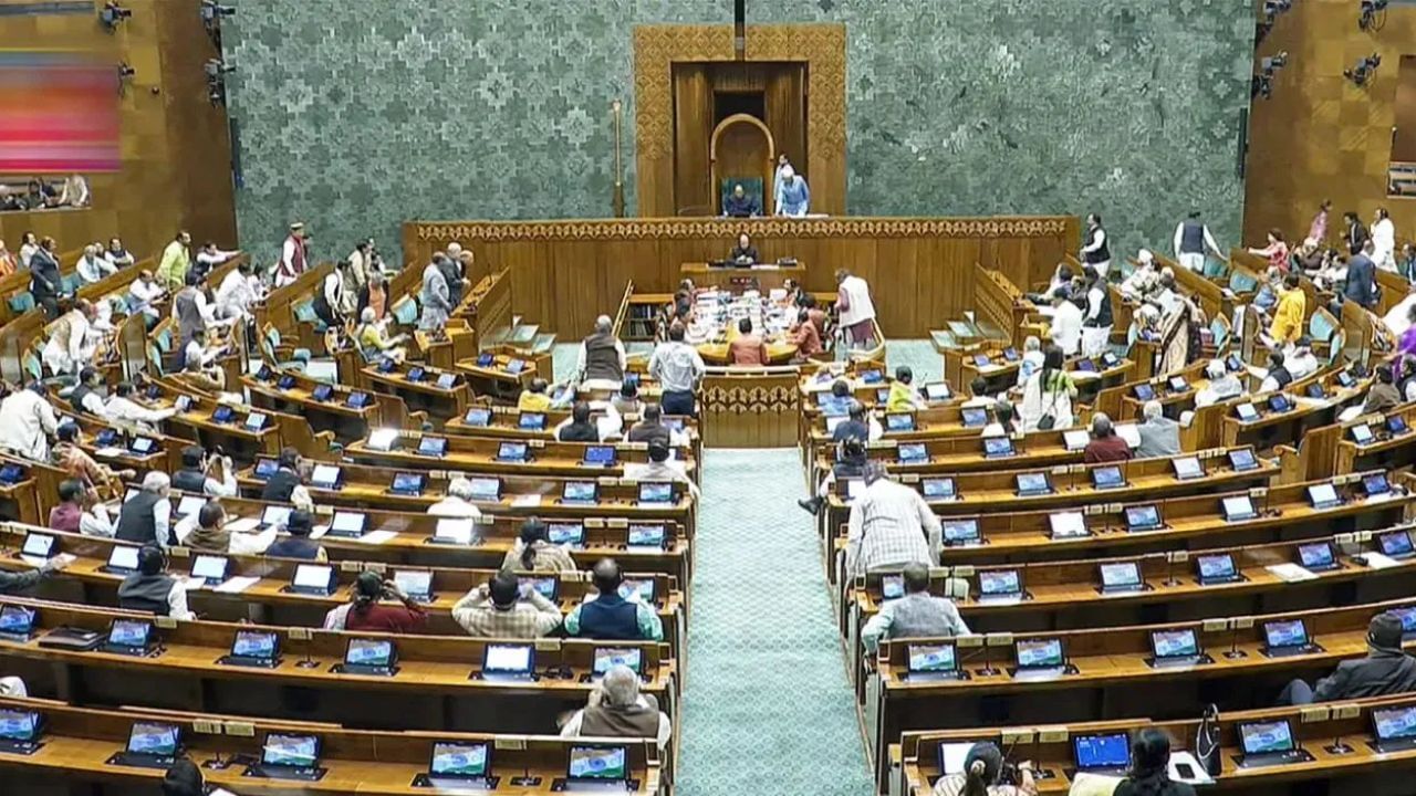 मोठी बातमी! राज्यात त्रिभाषा सूत्र कायम राहणार, हिंदीच्या सक्तीवर केंद्रांची भूमिका समोर मोठी बातमी! राज्यात त्रिभाषा सूत्र कायम राहणार, हिंदीच्या सक्तीवर केंद्रांची भूमिका समोर