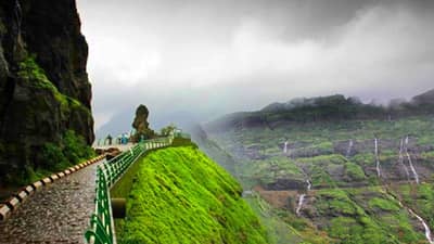 पावसात लोणावळ्याला जाताय? या 5 गोष्टी न विसरता पॅक करा!