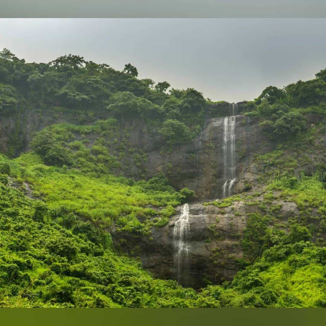 महाबळेश्वरपासून लोणावळा जवळपास 180 किलोमीटर अंतरावर आहे. तुम्ही इथे जाण्याचा प्लान करु शकता. इथे एक्सप्लोर करण्यासाठी टायगर लीप, भुशी डॅम, राजमाची किल्ला, लोहागढ किल्ला, पवना डॅम आणि कार्ला गुफेसारख्या सुंदर जागा आहेत. डिसेंबर ते जानेवारी ही लोणावळा फिरण्यासाठी सर्वात योग्य वेळ आहे. ( Credit : Getty Images )