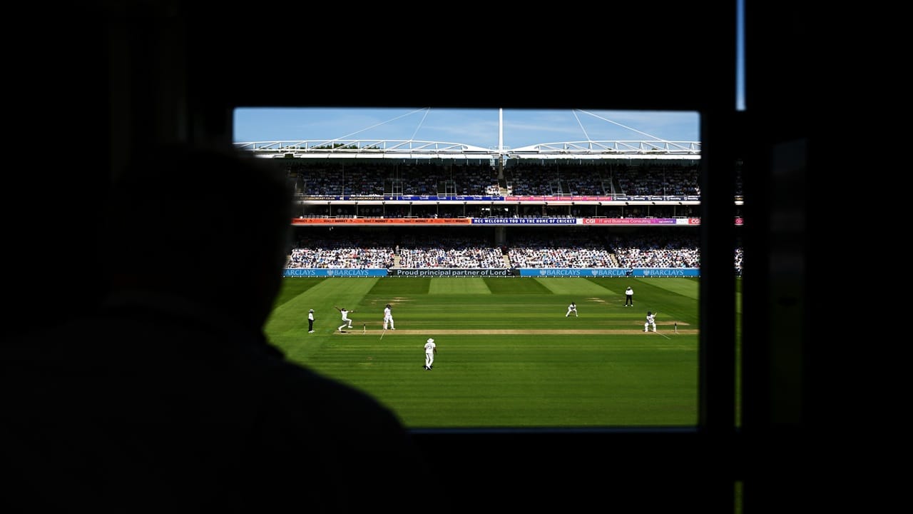 लॉर्ड्स क्रिकेट ग्राउंडला क्रिकेटची पंढरी म्हंटलं जातं. या मैदानाला अनेक वर्षांचा इतिहास आहे. अनेक फलंदाजांचं या मैदानात शतक तर गोलंदाजांचं 5 विकेट्स घेण्याचं स्वप्न असतं. मात्र तसं करणं प्रत्येकाला जमतंच असं नाही. भारतासाठी 6 दिग्गज फलंदाजांनी अंसख्य वर्ल्ड रेकॉर्ड केले. मात्र त्यांना या मैदानात शतक करता आलेलं नाही. ते कोण आहेत? हे जाणून घेऊयात. (Photo Credit :  @HomeOfCricket)