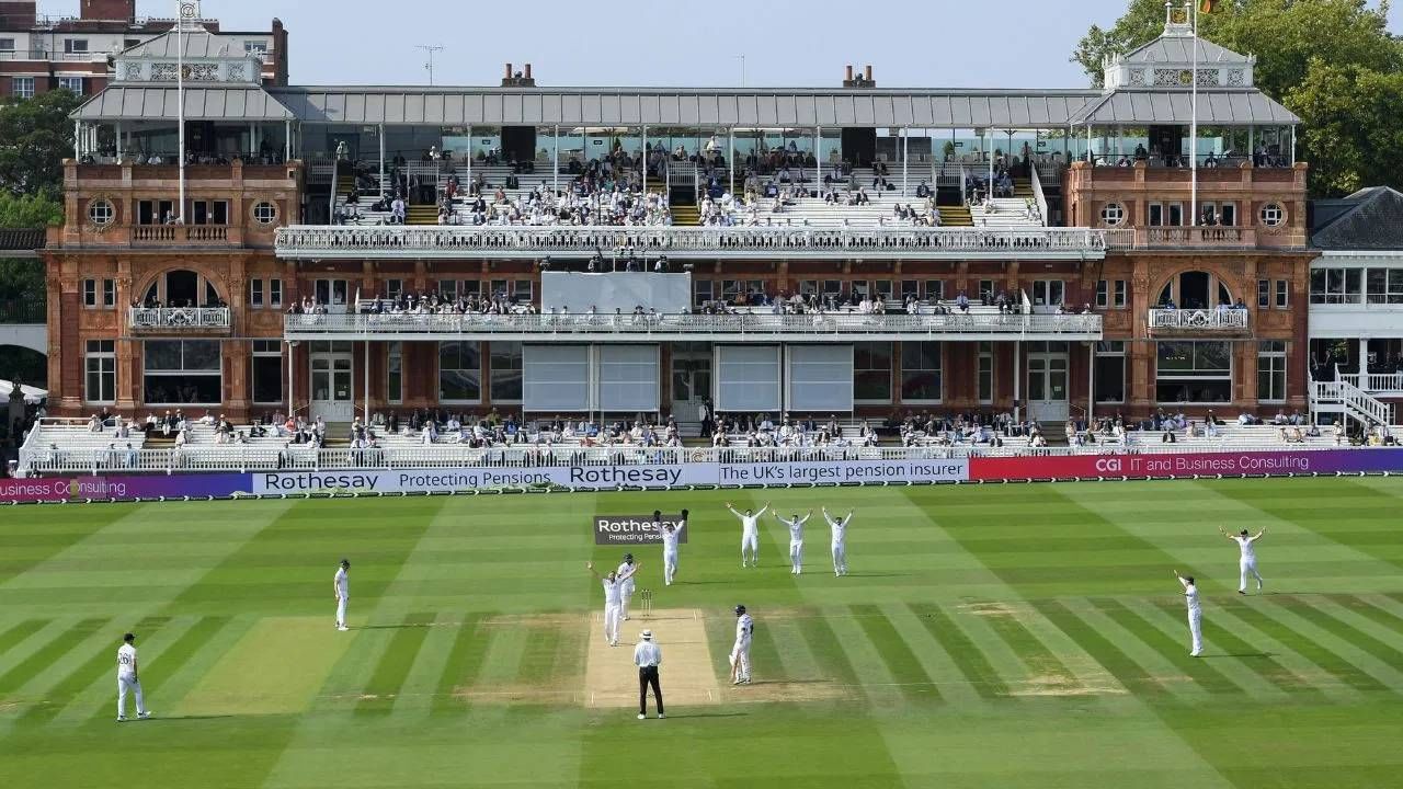 लॉर्ड्स क्रिकेट ग्राउंड हे लंडनमधल सेंट जॉन्स वुड येथे आहे. लंडनमधील सर्वात महागड्या ठिकाणांपैकी एक आहे. मालमत्तेची किंमत ऐकूनच भल्याभल्यांना घाम फुटेल. त्यामुळे या मैदानाची किंमत तशीच आहे. मिडिया रिपोर्टनुसार, लॉर्ड्स क्रिकेट मैदानाची किंमत 26 हजार कोटी रुपयांपेक्षा अधिक आहे.(PHOTO CREDIT- GETTY)