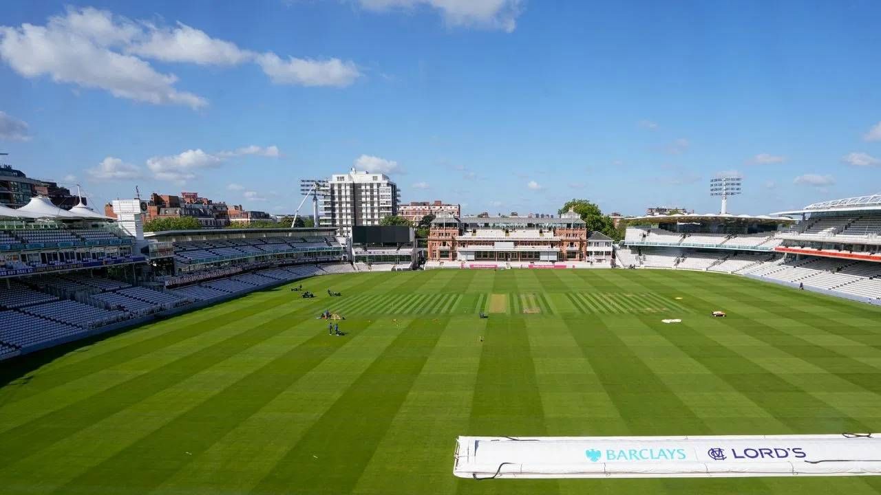 लॉर्ड्स क्रिकेट मैदान 1814 साली थॉमस लॉर्ड यांनी तयार केलं होतं. हे त्यांचं तिसरं मैदान होतं. या मैदानात पहिला सामना 22 जून 1814 साली खेळला होता.  तर 1884 मध्ये इंग्लंड ऑस्ट्रेलिया यांच्यात पहिला आंतरराष्ट्रीय सामना खेळला गेला. हा सामना इंग्लंडने जिंकला होता. (PHOTO CREDIT- PTI)
