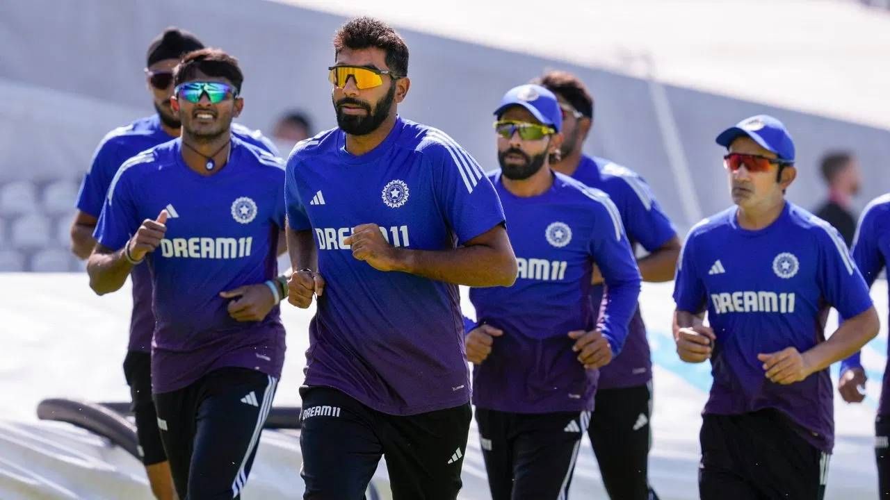 भारत आणि इंग्लंड यांच्यात पाच सामन्यांची कसोटी मालिका सुरु आहे. दोन सामने झाले असून तिसरा सामना लॉर्ड्सवर होणार आहे. हा सामना 10 जुलैपासून सुरु होणार आहे. क्रिकेटची पंढरी म्हणून ओळखल्या जाणाऱ्या या मैदानात प्रत्येक खेळाडूचं खेळण्याचं स्वप्न असतं.(PHOTO CREDIT- PTI)