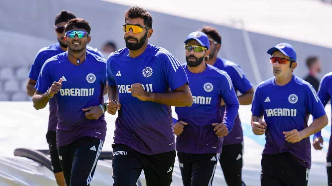भारत आणि इंग्लंड यांच्यात पाच सामन्यांची कसोटी मालिका सुरु आहे. दोन सामने झाले असून तिसरा सामना लॉर्ड्सवर होणार आहे. हा सामना 10 जुलैपासून सुरु होणार आहे. क्रिकेटची पंढरी म्हणून ओळखल्या जाणाऱ्या या मैदानात प्रत्येक खेळाडूचं खेळण्याचं स्वप्न असतं.(PHOTO CREDIT- PTI)