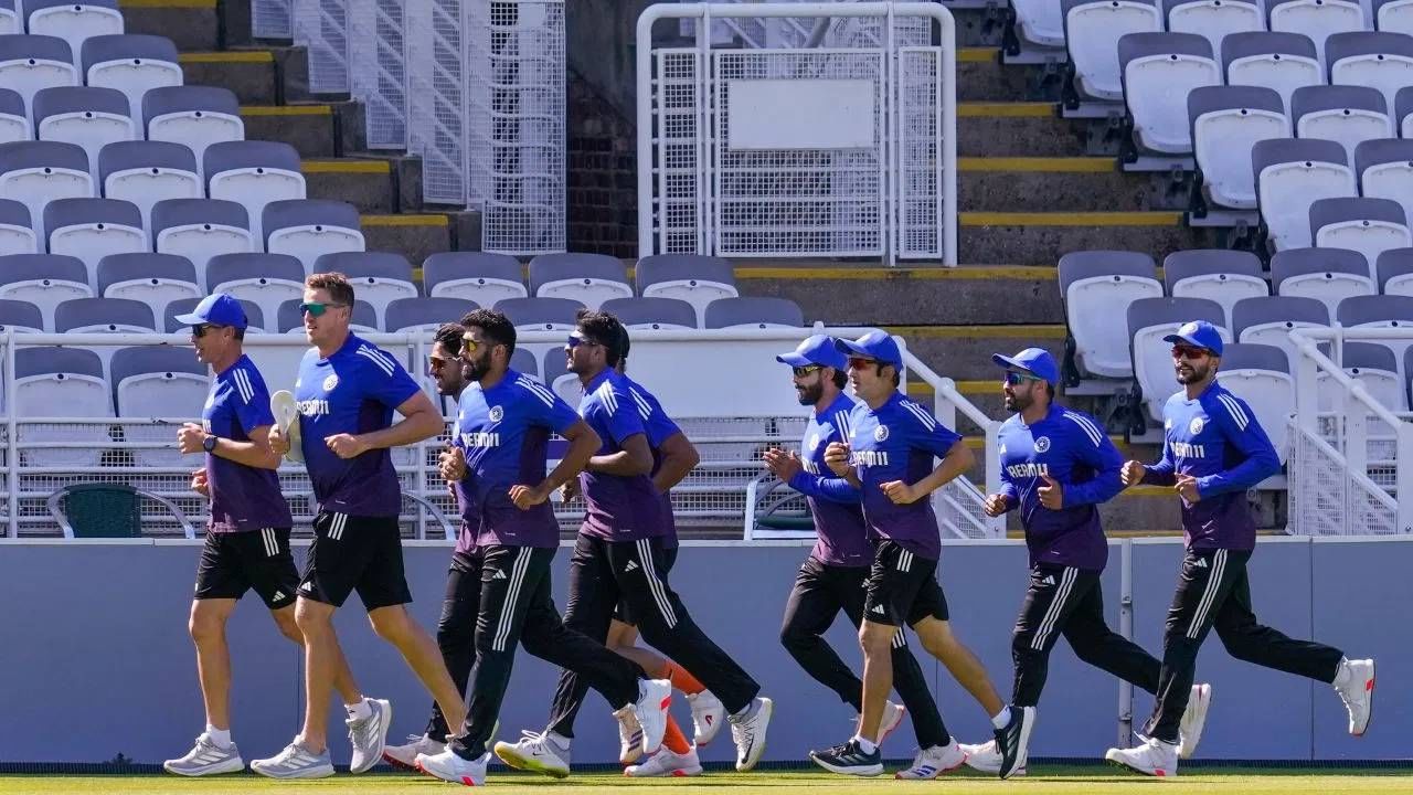 टीम इंडियाने लॉर्ड्स क्रिकेट मैदानावर 19 कसोटी सामने खेळले आहेत. त्यात फक्त 3 सामने जिंकले असून 12 सामन्यात पराभवाचं तोंड पाहीलं आहे. तर 4 सामने ड्रॉ झाले आहेत. टीम इंडियाने शेवटचा सामना 2021 मध्ये जिंकला होता. (PHOTO CREDIT- PTI)