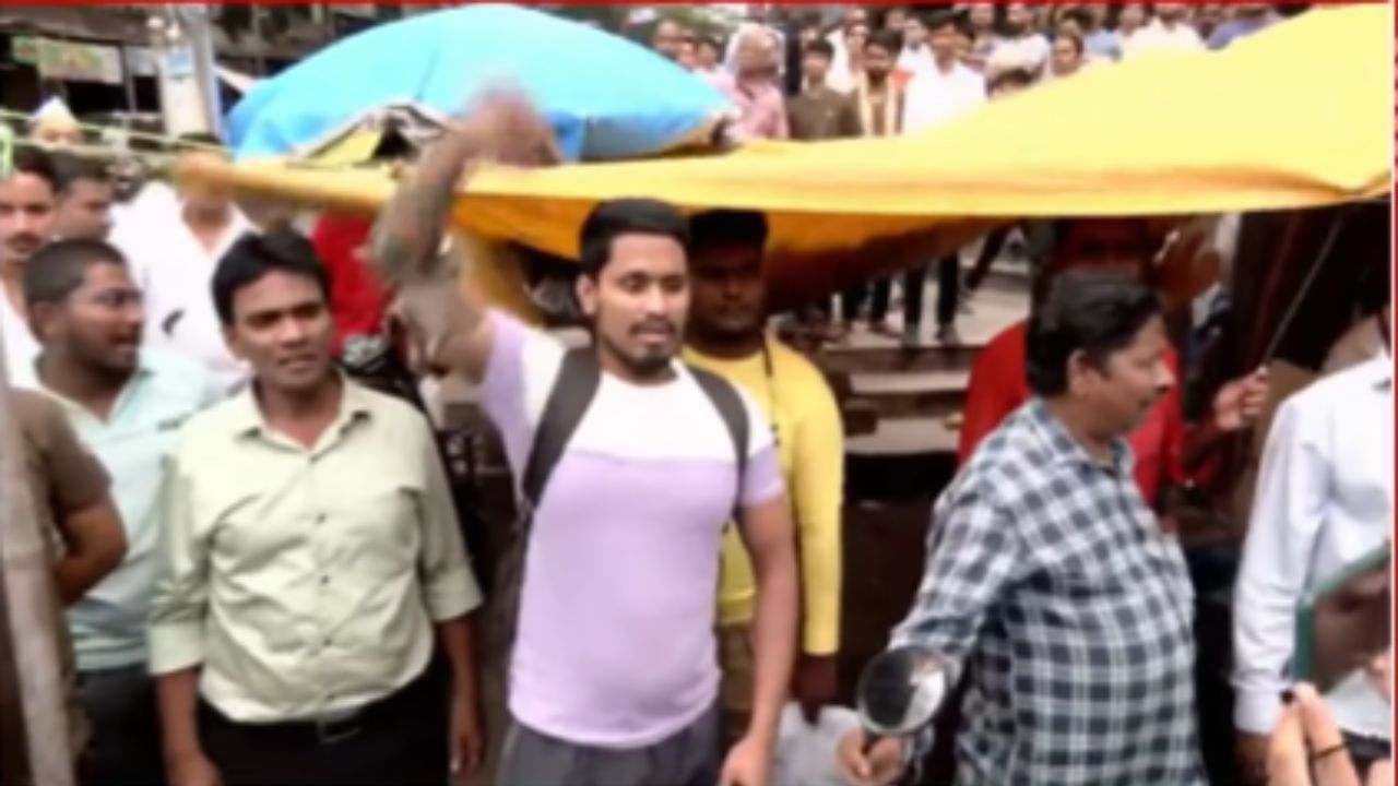 पोलिसांनी मनसेच्या अनेक कार्यकर्त्यांना ताब्यात घेतले असून कुठल्याही कार्यकर्त्याला रस्त्यावर थांबू दिले जात नाही आहे.