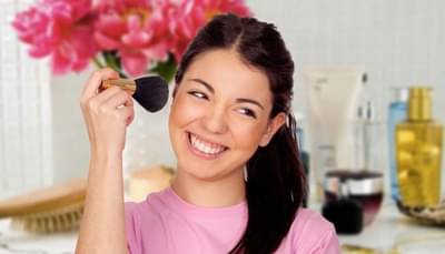 पावसाळ्यातील आर्द्रतेतही तुमचा मेकअप जास्त काळ टिकेल, फक्त या टिप्स करा फॉलो