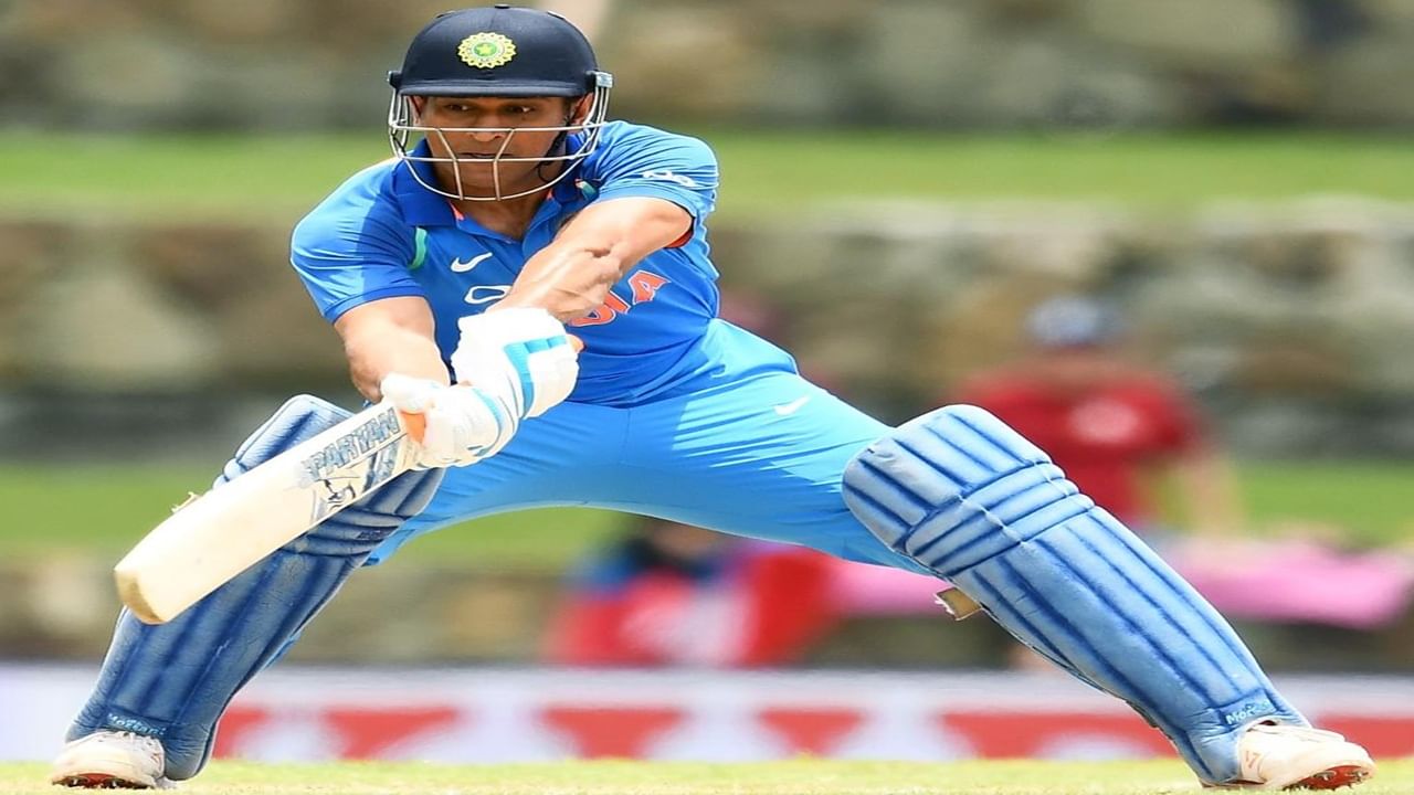 महेंद्रसिंह धोनी याने भारताचं 332 आंतरराष्ट्रीय सामन्यांमध्ये नेतृत्व केलं. धोनीने 60 कसोटी, 72 टी 20i आणि 200 एकदिवसीय सामन्यांत कर्णधार म्हणून जबाबदारी पाहिली. मात्र धोनीला रोहितमुळे 200 व्या एकदिवसीय सामन्यात नेतृत्व करण्याची संधी मिळाली. (Photo Credit : Icc X Account)