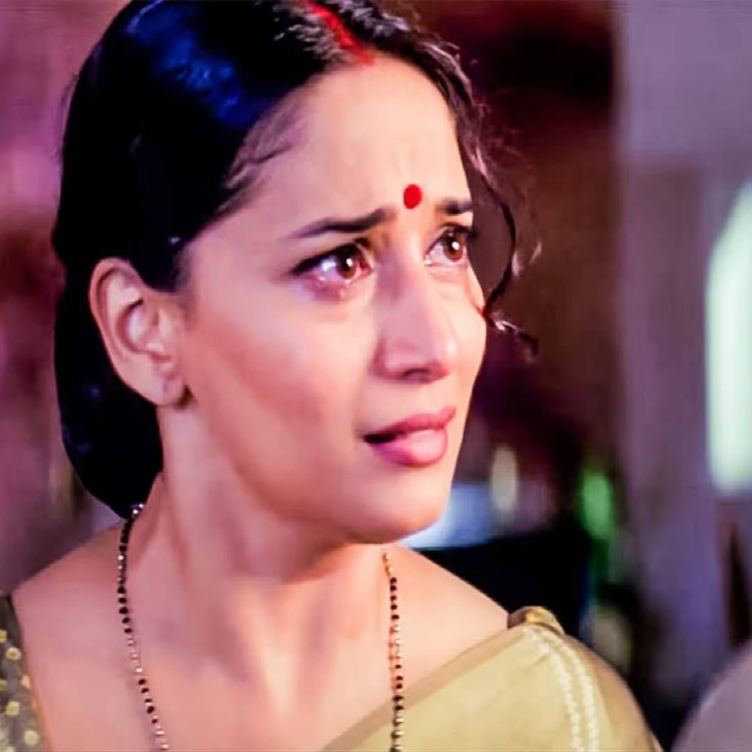 तिने चित्रपटाचा डायरेक्टर फिरोज खानकडे या बद्दल तक्रार केलेली. असही ऐकायला आलेलं की, विनोद खन्नाचे वडिलही मुलाचे रोमँटिक सीन्स बघून हैराण झालेले. विनोद खन्नाचे वडिल तसे त्याच्या चित्रपटाच्या प्रीमियरला फार यायचे नाहीत. पण त्यावेळी चित्रपटात मुलाचे किसिंग सीन्स पाहिल्यानंतर त्यांना धक्का बसलेला.