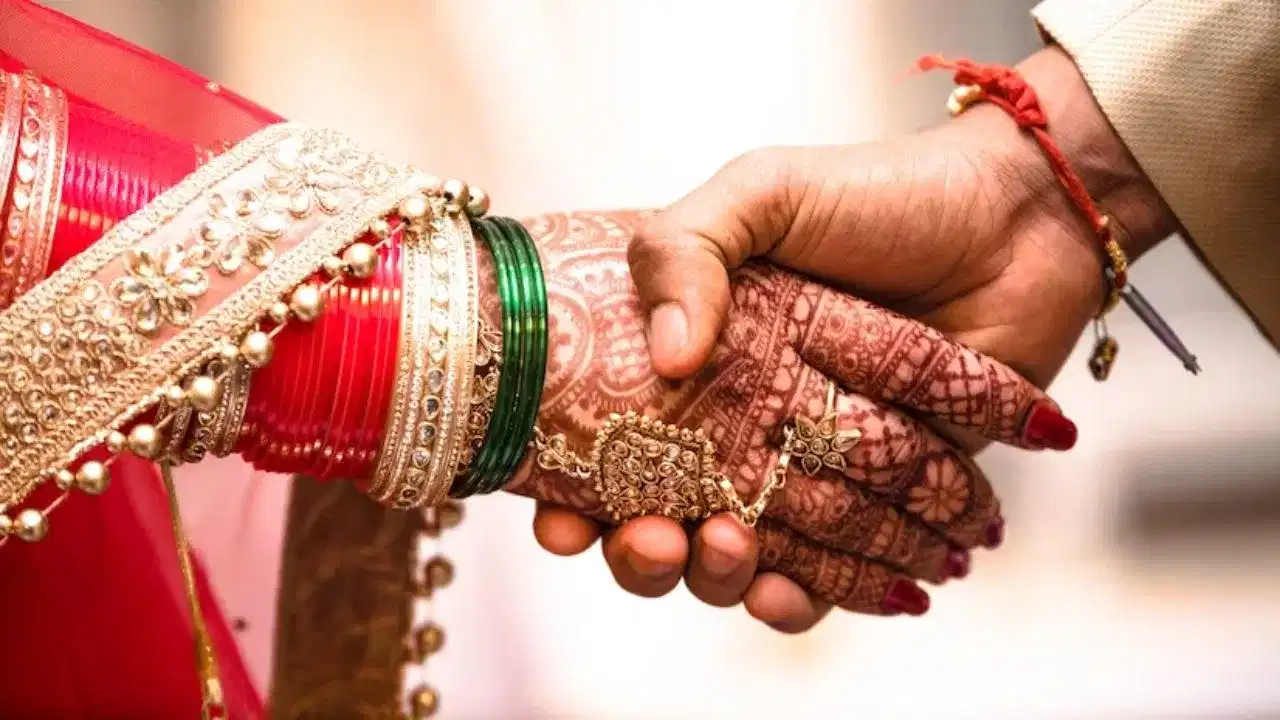 ऐकावं ते नवलच, ...म्हणून दोन सख्ख्या भावांनी केलं एकाच तरुणीसोबत लग्न, कारण ऐकूण बसेल धक्का