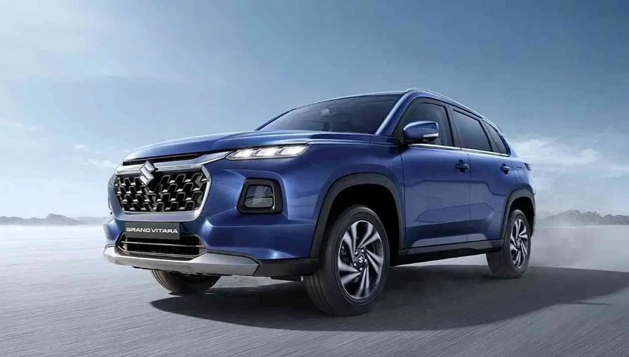 Maruti Suzuki E-Vitara :मारुती सुझुकी कंपनीची ई-विटारा ही पहिली इलेक्ट्रिक कार सप्टेंबरपासून बाजारात येणार आहे. ही ५-सीटर मध्यम आकाराची इलेक्ट्रीक एसयूव्ही असून ह्युंदाई क्रेटा इलेक्ट्रीक, टाटा हॅरियर ईव्ही आणि महिंद्रा एक्सईव्ही ९ई सारख्या कारशी ही स्पर्धा असणार आहे.