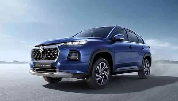 Maruti Suzuki E-Vitara :मारुती सुझुकी कंपनीची ई-विटारा ही पहिली इलेक्ट्रिक कार सप्टेंबरपासून बाजारात येणार आहे. ही ५-सीटर मध्यम आकाराची इलेक्ट्रीक एसयूव्ही असून ह्युंदाई क्रेटा इलेक्ट्रीक, टाटा हॅरियर ईव्ही आणि महिंद्रा एक्सईव्ही ९ई सारख्या कारशी ही स्पर्धा असणार आहे.