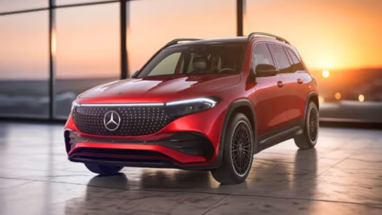 लक्झरी इलेक्ट्रिक कारमध्ये मर्सिडीज EQB चा समावेश होतो ज्याची किंमत 75 लाख रुपयांपासून सुरू होते. ही 423 किमीची रेंज देते आणि 0 ते 100 किमी/तास वेग 6.2 सेकंदांत गाठते. यात 10.25 इंच ड्युअल-स्क्रीन सेटअप आणि उत्कृष्ट इंटिरिअर आहे.