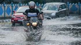 पावसाळ्यात रस्ते धोकादायक; सुरक्षित बाइक राइडिंगसाठी 'हे' नियम पाळाच पावसाळ्यात रस्ते धोकादायक; सुरक्षित बाइक राइडिंगसाठी 'हे' नियम पाळाच