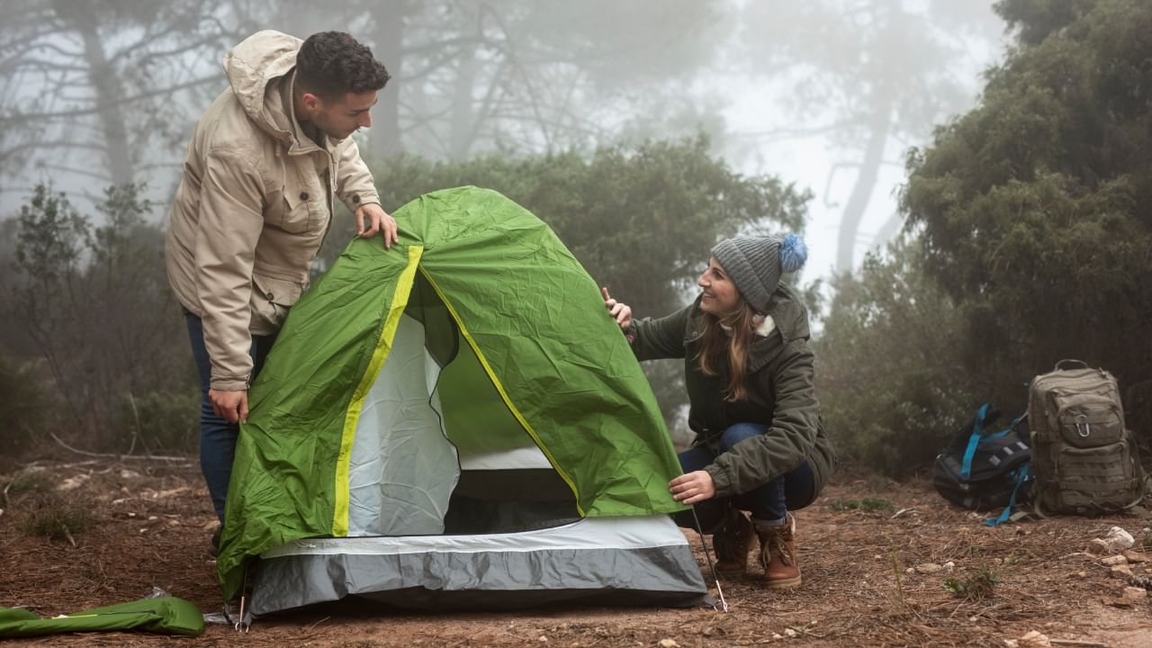 पावसात कॅम्पिंग करायची इच्छा आहे? या गोष्टी लक्षात ठेवा, नाहीतर नंतर होईल पश्चात्ताप! पावसात कॅम्पिंग करायची इच्छा आहे? या गोष्टी लक्षात ठेवा, नाहीतर नंतर होईल पश्चात्ताप!