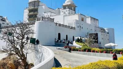 राजस्थानची ही इमारत मान्सून पॅलेस म्हणून प्रसिद्ध, पावसाळ्यात भेट देण्यासाठी आहे उत्तम