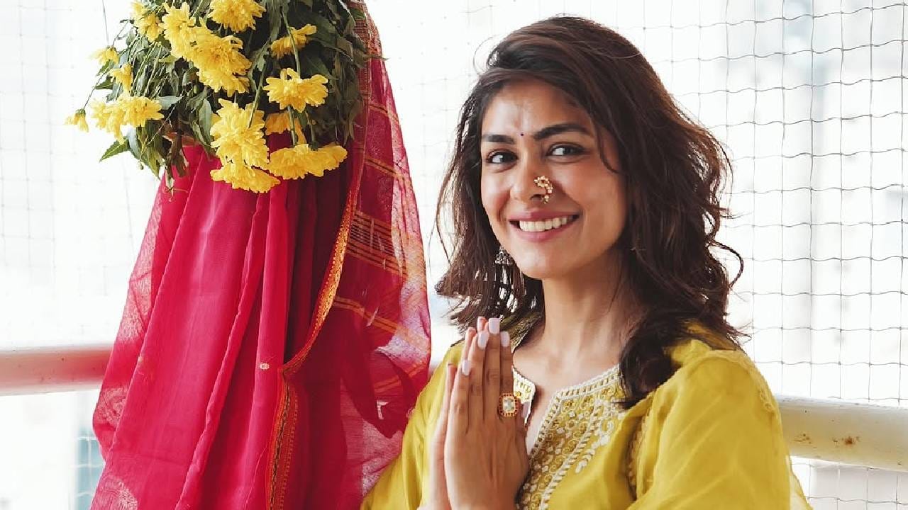 अभिनेत्री मृणाल ठाकूरने बॉलिवूड आणि दाक्षिणात्य चित्रपटसृष्टीत चांगलंच नाव कमावलंय. 'सीतारामम', 'नाना', 'जर्सी' यांसारख्या चित्रपटांमध्ये तिने विशेष छाप सोडली. धुळ्याच्या मृणालने टेलिव्हिजनपासून करिअरची सुरुवात केली होती. 
