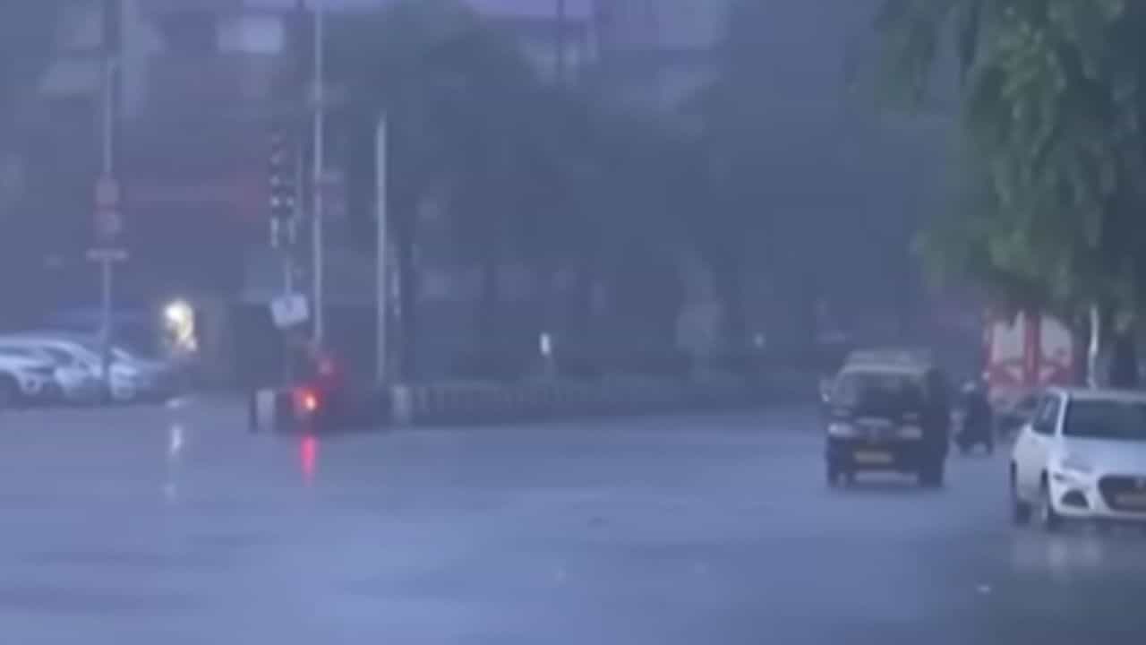 विश्रांतीनंतर पुन्हा हजेरी! मुंबईत पावसाला मुसळधार सुरुवात विश्रांतीनंतर पुन्हा हजेरी! मुंबईत पावसाला मुसळधार सुरुवात