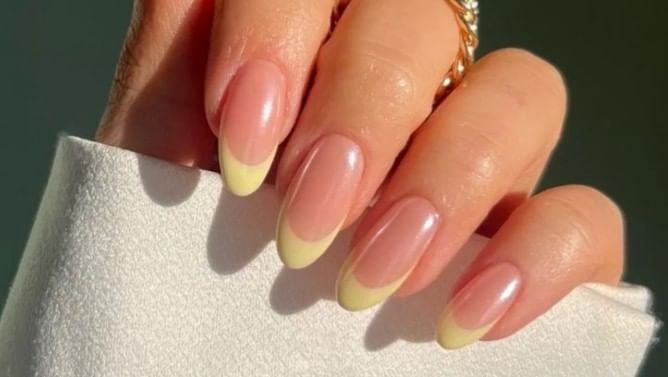 नखांना नेहमी नेल पॉलिस लावल्याने ते खराब होऊ शकतात. प्रमाणापेक्षा जास्त नेलपॉलिस लावणे हे नखांसाठी धोकादायक ठरू शकतं. सतत नेल पॉलिस लावल्याने नखे कमजोर होतात. त्यांची नैसर्गिक चमक कमी होते. अनेकवेळा नेल पॉलिशमुळे इन्फेक्शन होतं.