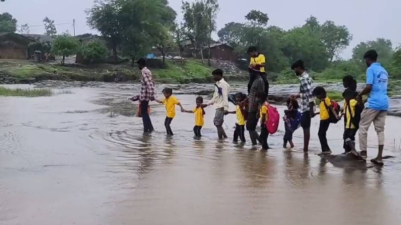 नंदुरबारमधील नवापूर तालुक्यातील करंजाळी ग्रामपंचायतील वाघेरे वस्तीतील शाळेकरी मुलांना जाण्यासाठी रस्ता नाही. यामुळे मुलांना जीव धोक्यात घालून शिक्षण घेण्यासाठी प्रवास करावा लागत आहे. 