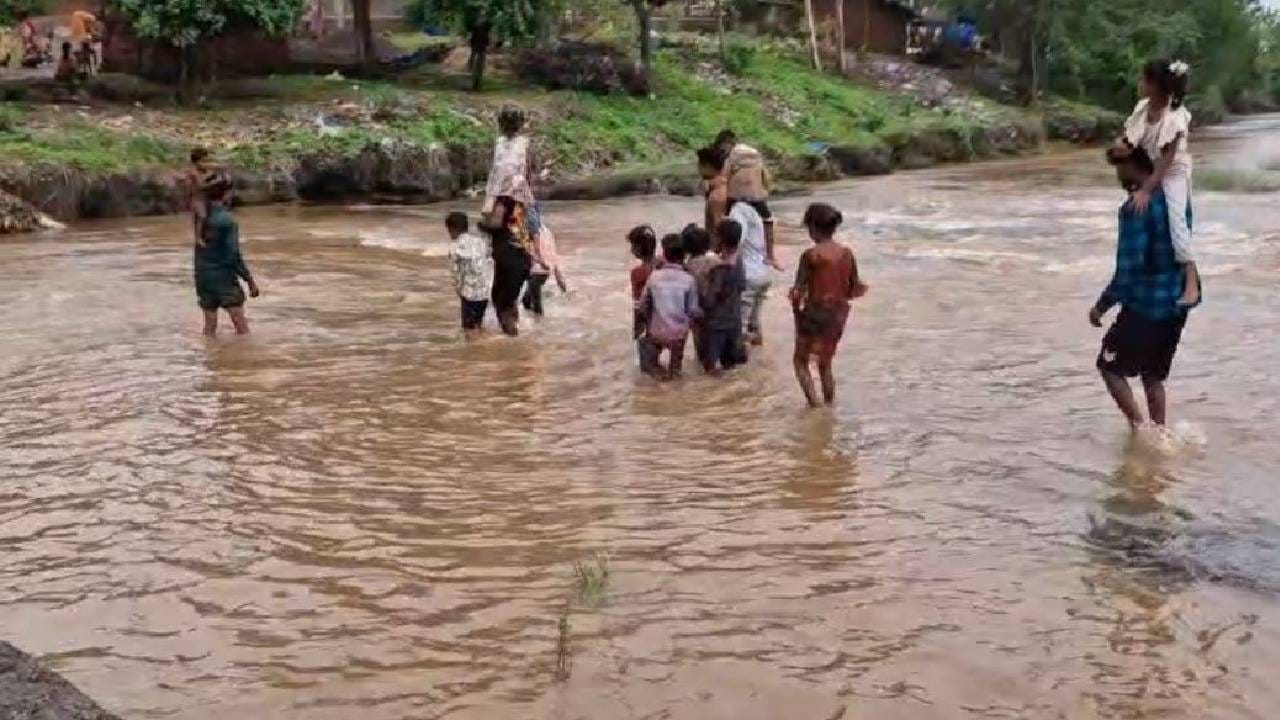 पुलाच्या कामासंदर्भात प्रशासनाला गावकऱ्यांकडून वारंवार सांगण्यात आले. परंतु त्याची दखल घेतली गेली नाही. लहान मुले आणि विद्यार्थीत जीव धोक्यात घालून नदी ओलांडत असताना लोकप्रतिनिधीसुद्धा आवाज  उठवत नाही. 