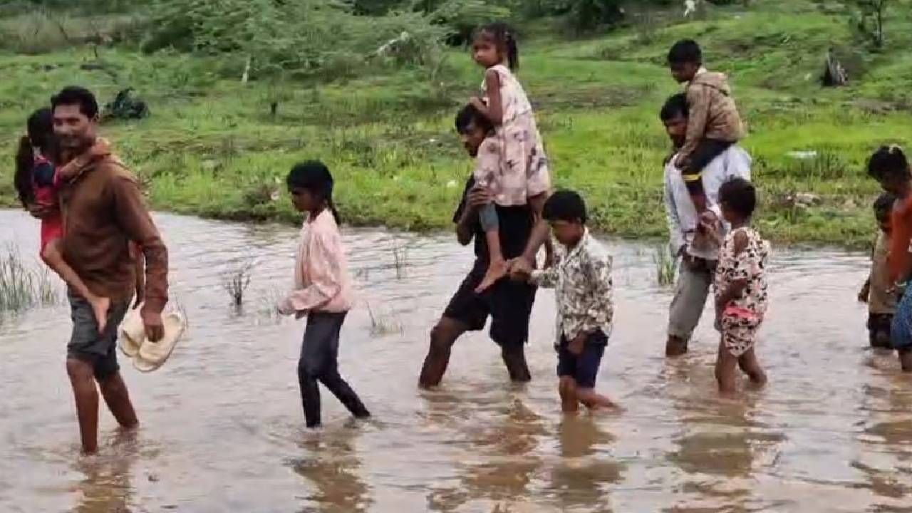 नंदुरबार हा आदिवासी जिल्हा आहे. या भागाच्या विकासासाठी शासनाककडून मोठ्या प्रमाणावर निधी दिला जातो. परंतु अजूनही नंदुरबार जिल्ह्यातील अनेक गावांना रस्ते नाही. नद्यांवर पूल नाही. शिक्षणासाठी मोठी पायपीट करावी लागते.