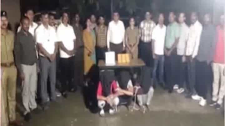 Nagpur : दिल्लीच्या सोनसाखळी चोरट्यांच्या टोळीला नागपूर पोलिसांनी ठोकल्या बेड्या Nagpur : दिल्लीच्या सोनसाखळी चोरट्यांच्या टोळीला नागपूर पोलिसांनी ठोकल्या बेड्या