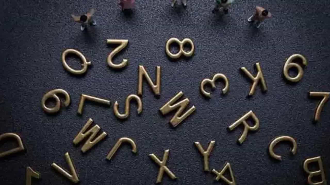 प्रत्येक व्यक्ती वेगळी असते. काही लोक अभ्यासात खूप चांगले असतात आणि अभ्यास करून काहीतरी मोठे करू इच्छितात, तर क्रीडा, अभिनय, मॉडेलिंग, पत्रकारिता आणि आरोग्य क्षेत्रात चांगली कामगिरी करणाऱ्या लोकांचीही कमतरता नाही. याशिवाय, प्रत्येक व्यक्तीमध्ये काही ना काही गुण असतात, ज्यामुळे त्याला समाजात आणि लोकांमध्ये एक नवीन ओळख मिळते. एखाद्या व्यक्तीमध्ये कोणत्या गुणांचा समावेश आहे हे त्याच्या नावावरूनही कळू शकते.