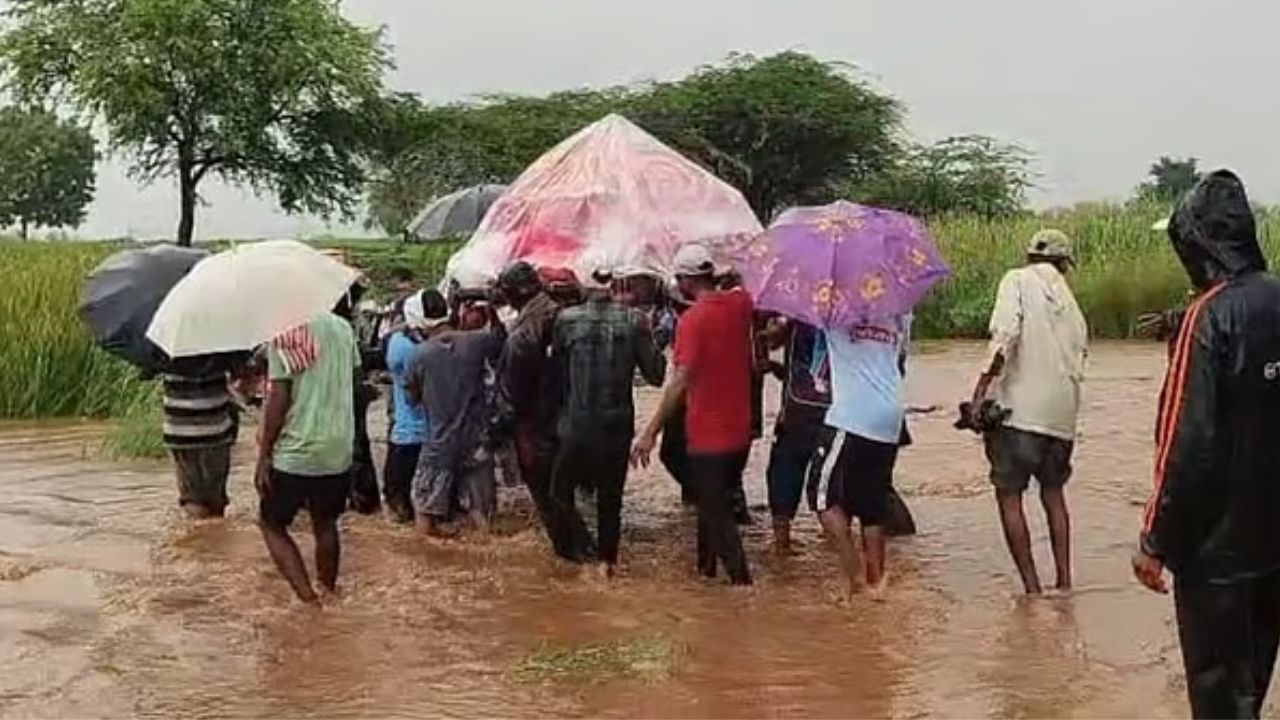मृत व्यक्तीच्या अंत्यविधीसाठी लागणारी लाकडे व इतर साहित्य नेण्यासाठी मोठी कसरत लोकांना करावी लागते. हे साहित्य नेण्यासाठी मोठा फेरा मारून जावे लागत आहे. नेहमीच ही समस्या असताना प्रशासनाकडून त्यावर ठोस उपाययोजना केली जात नाही.