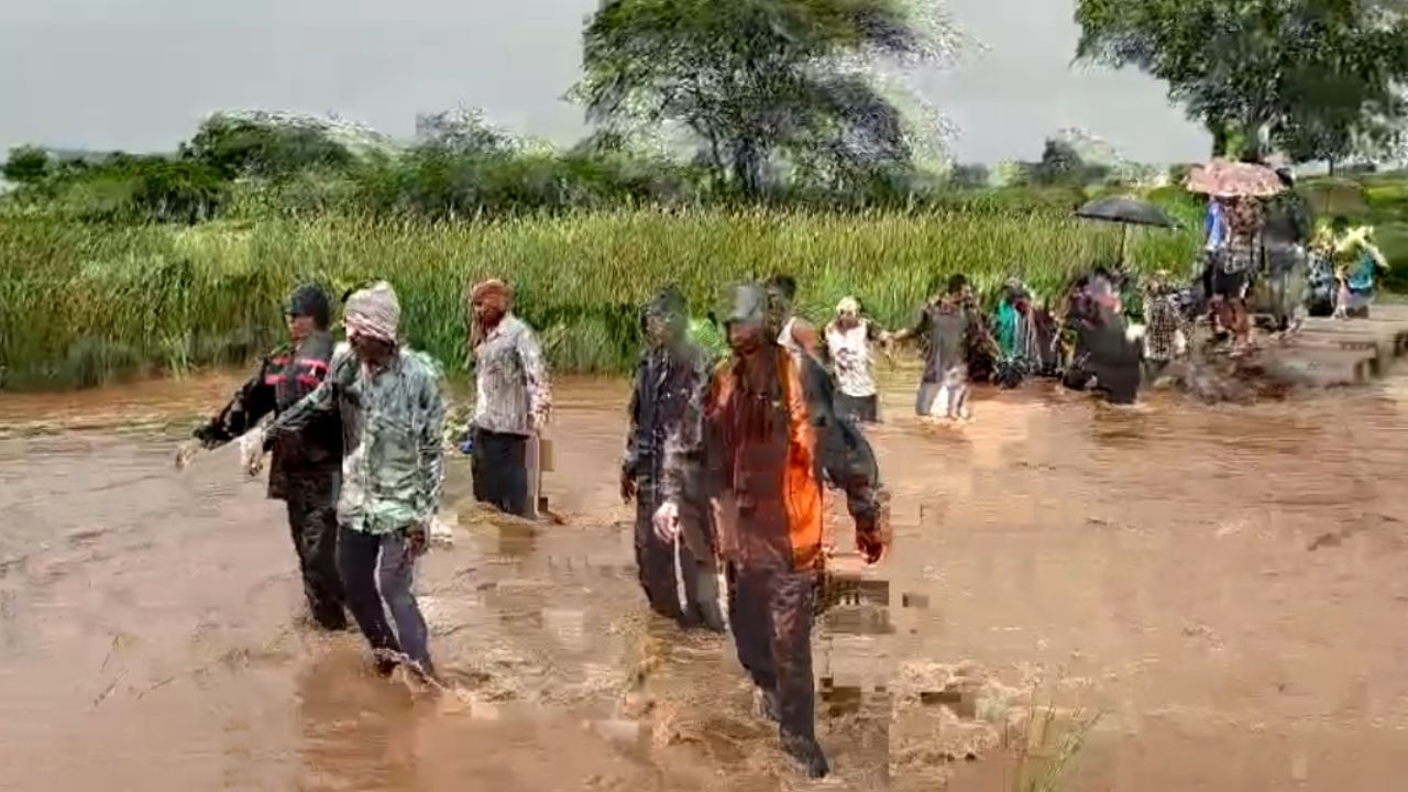 नवापूर तालुक्यातील शेगवे गावात लोकांना त्यांच्या नातेवाईकांच्या अंत्यसंस्कारासाठी नदी पार करावी लागली. धक्कादायक बाब म्हणजे स्मशानभूमीत जाण्यासाठी पूल नाही. तसेच इतर कोणताही दुसरा मार्ग नाही.