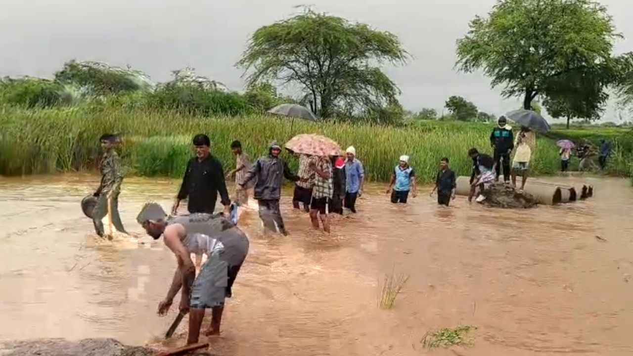 अंत्यसंस्कारासाठी मृतदेह घेऊन जाताना कुटुंबियांनी स्वत:चा जीव धोक्यात घालावा लागत आहे. या घटनेचा व्हिडीओ समोर आल्याने लोकप्रतिनिधी आणि प्रशासनाबाबत नागरिकांमधून संताप व्यक्त केला जात आहे.