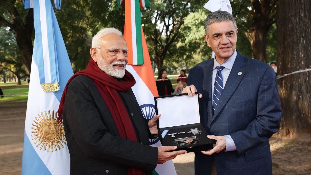 भारत-अर्जेंटिना मैत्रीचे नवीन उदाहरण, पंतप्रधान नरेंद्र मोदी यांना 'ब्युनोस आयर्स'ची चावी देऊन केले सन्मानित भारत-अर्जेंटिना मैत्रीचे नवीन उदाहरण, पंतप्रधान नरेंद्र मोदी यांना 'ब्युनोस आयर्स'ची चावी देऊन केले सन्मानित