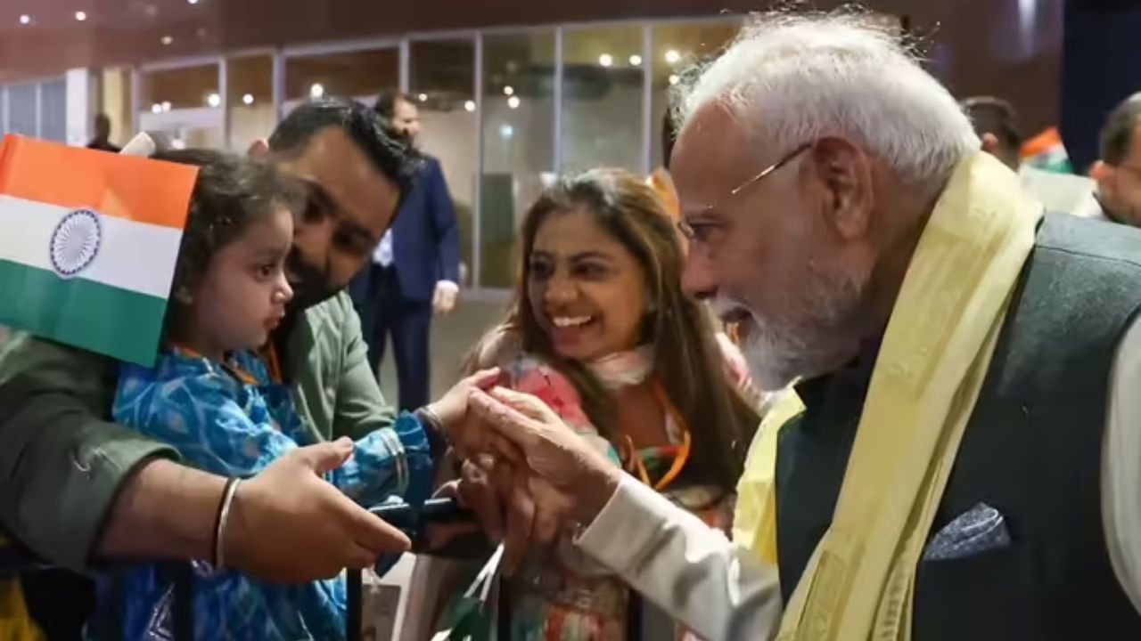 पंतप्रधान नरेंद्र मोदी भारतीय वंशाच्या एका लहान मुलीचे कौतूक करताना दिसले. पंतप्रधान मोदी यांना पाहण्यासाठी रिओ दि जानेरो शहरात लोकांमध्ये प्रचंड उत्साह होता. मोठ्या संख्येने लोकांनी गर्दी केली होती.