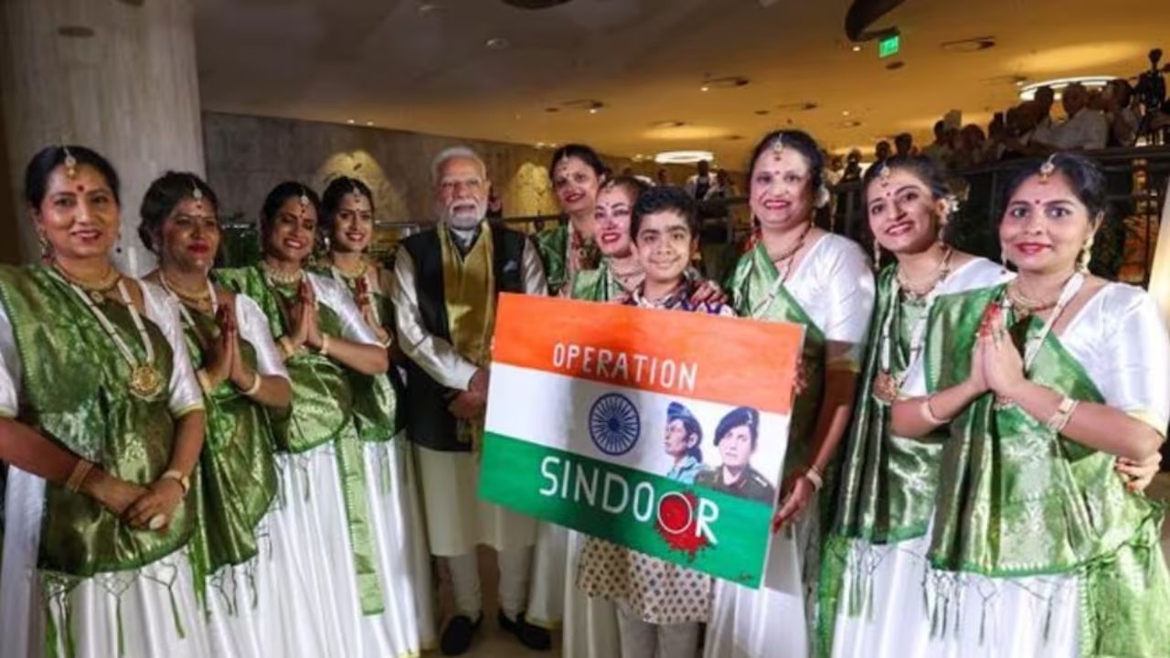 रियो डी जेनेरोमध्ये पंतप्रधान नरेंद्र मोदी पोहचले. त्यानंतर अनिवासी भारतीयांनी त्यांचे भव्य स्वागत केले. ऑपरेशन सिंदूरचे विशेष सादरीकरण करण्यात आले. ऑपरेशन सिंदूरवर 'सौगंध मेरी मिट्टी की देश नही झुकने दुंगा' हे गाणे वाजवण्यात आले. त्यावर अनिवासी भारतीय नाचत होते. हा सांस्कृतिक कार्यक्रम पाहिल्यानंतर पंतप्रधान मोदी हसताना दिसले.