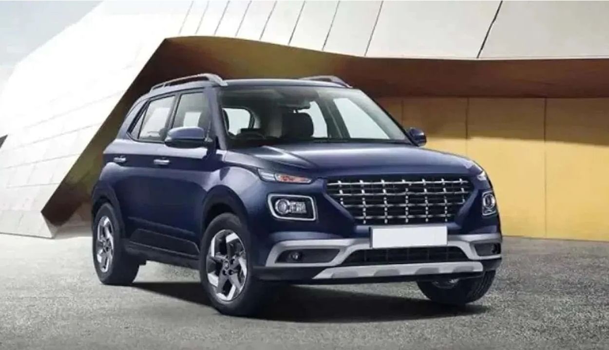 New Gen Hyundai Venue : नवीन पिढीतील हुंडई व्हेन्यू ही कार सुरक्षा चाचण्यांदरम्यान दिसली आहे. ह्युंदाई व्हेन्यू ही एसयूव्ही सणासुदीच्या काळात लाँच होण्याची शक्यता आहे. नवीन अवतारात आणखीन नवीन वैशिष्ट्ये असणार आहेत., ही कार १.२ लिटर पेट्रोल, १.० लिटर टर्बो पेट्रोल आणि १.५ लिटर डिझेल इंजिनासह लाँच होण्याची शक्यता आहे.