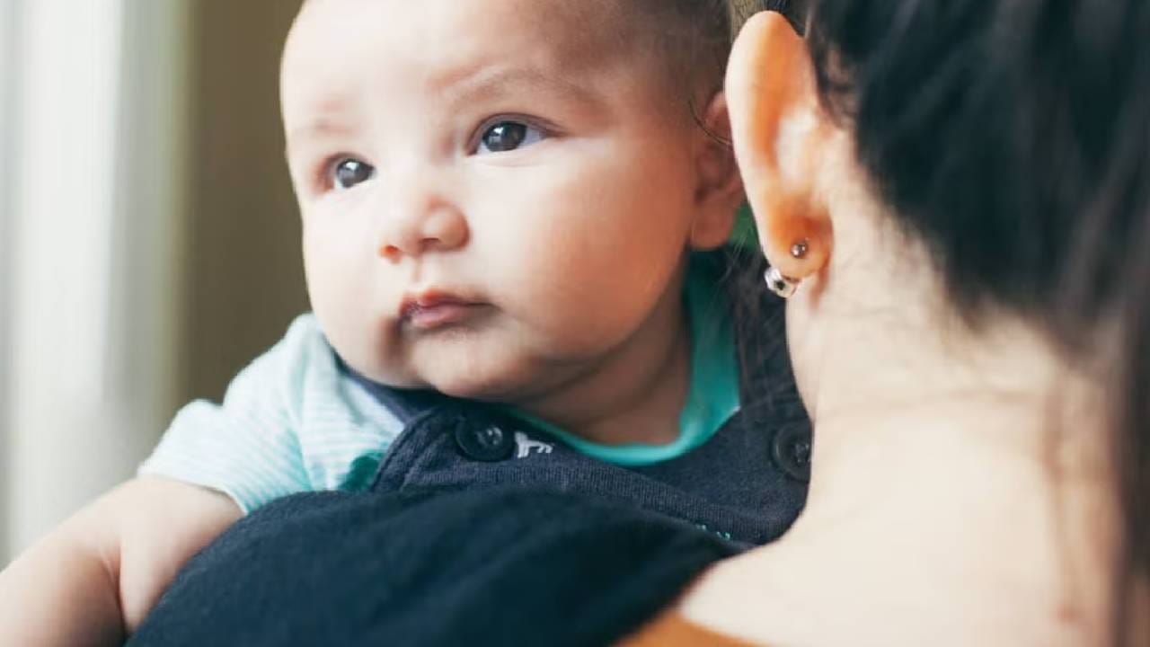 तुमचे मूल घाबरतेय? त्यांच्या मनातली भीती ओळखण्यासाठी 'हे' संकेत महत्त्वाचे! तुमचे मूल घाबरतेय? त्यांच्या मनातली भीती ओळखण्यासाठी 'हे' संकेत महत्त्वाचे!