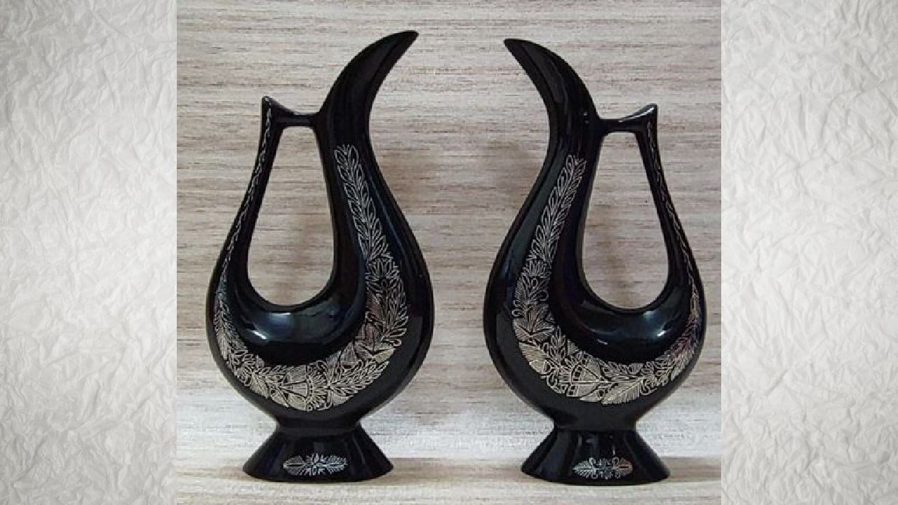 Gift to President of Ghana - कर्नाटकातील बिडर येथील बिद्रीवेअर फुलदाण्यांची जोडी पंतप्रधान नरेंद्र मोदी यांनी घानाचे राष्ट्राध्यक्षांना भेट दिली आहे. ही फुलदाणी भारतातील प्रसिद्ध धातूच्या कलाकृतीची साक्ष आहे. आकर्षक काळ्या फिनिश आणि उत्तम चांदीच्या घडणावळीसाठी ओळखली जाते.शतकानुशतके जुन्या तंत्राचा वापर करून कुशल कारागिरांनी हातांनी तयार केलेल्या या फुलदाण्या जस्त-तांब्याच्या मिश्रधातूपासून बनवल्या जातात.कर्नाटकातील समृद्ध हस्तकलेचा वारसा म्हणून ही भेट पंतप्रधानांनी दिली आहे.