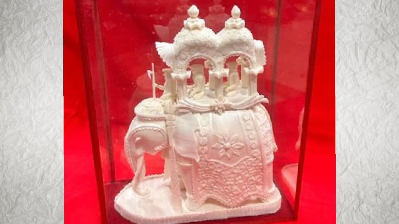 घानाच्या सभापतींना भेट - Miniature Elephant Ambawari - लघु हत्ती अंबावारी - पश्चिम बंगालमध्ये हस्तनिर्मित ही कोरीव हत्ती अंबावारी पंतप्रधानांनी घानाच्या सभापतींना भेट दिली आहे. राजेशाही परंपरा आणि भारताच्या समृद्ध कलात्मक वारशाचे प्रतीक म्हणून हे हत्तीच्या अंबावरीचे शिल्प भेट देण्यात आले आहे. ही कलाकृती पॉलिश केलेल्या कृत्रिम हस्तिदंतापासून बनवली आहे.नैसर्गिक हस्तिदंताला पर्याय म्हणून याकडे पाहीले जाते. यावर फुलांच्या आकृत्या कोरल्या आहेत. काचेच्या बॉक्समध्ये ही सजावट ठेवली आहे.