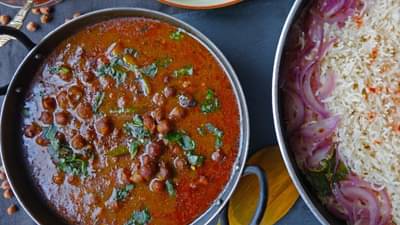 भाजी काय बनवायची हा प्रश्न पडतोय? तर या सोप्या पद्धतीने झटपट बनवा टेस्टी काळ्या चण्याची आमटी