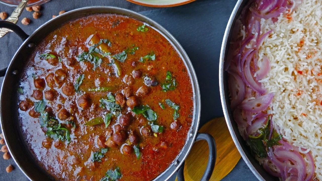 भाजी काय बनवायची हा प्रश्न पडतोय? तर 'या' सोप्या पद्धतीने झटपट बनवा टेस्टी काळ्या चण्याची आमटी