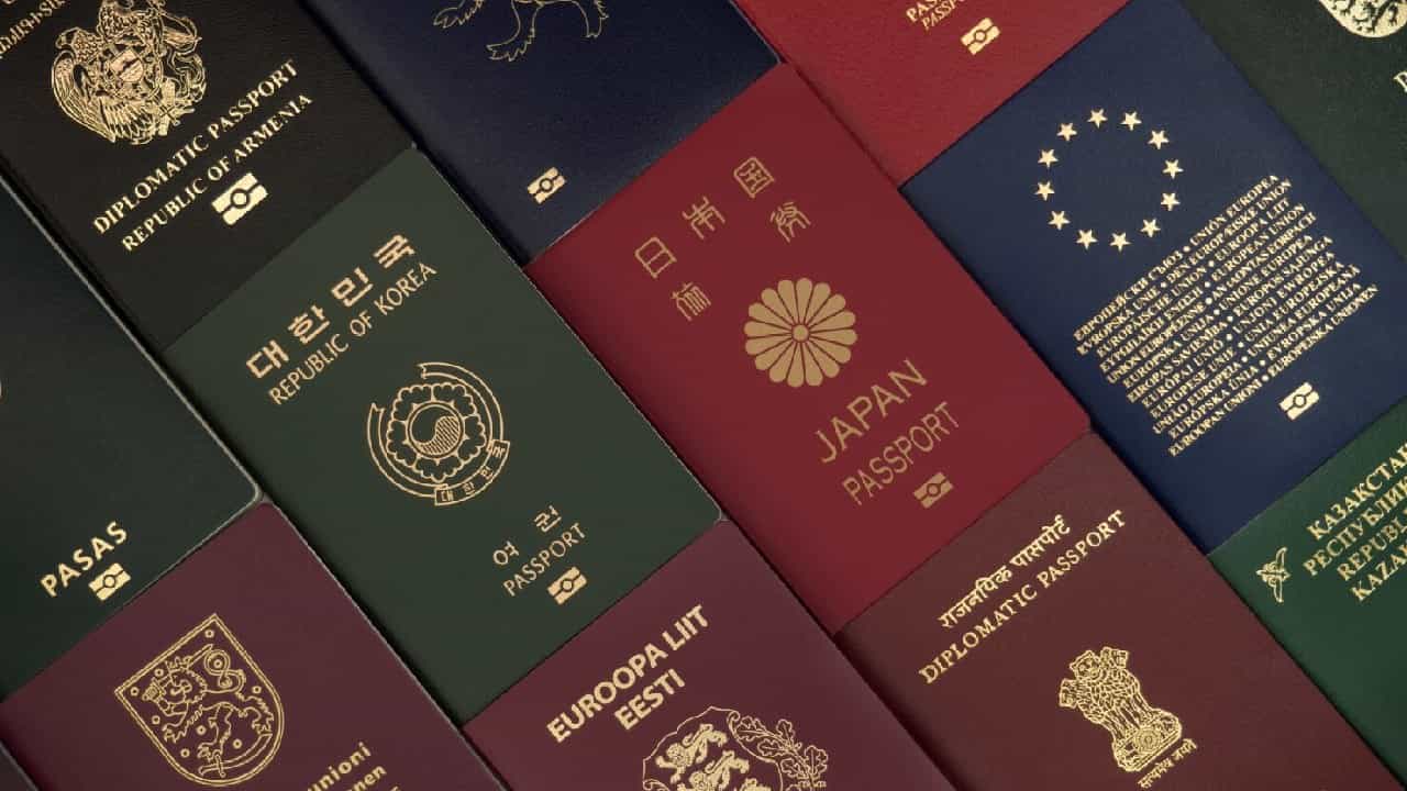 हेनले पासपोर्ट इंडेक्स 2025 चा अहवाल आला आहे. त्यात भारताने स्थान 85 व्या स्थानावरुन 77वर स्थानावर पोहचला आहे. ही वाढ सामान्य वाटत असली तर पासपोर्ट इंडेक्समध्ये एक अंकाची वाढ देखील महत्वाची असते.