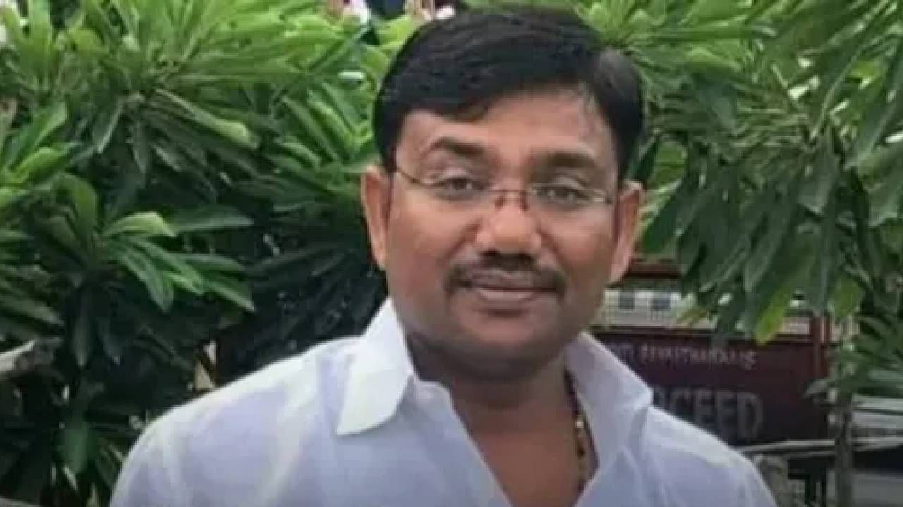 धक्कादायक घटना! शनिशिंगणापूर देवस्थानच्या माजी विश्वस्तांनी संपवली जीवनयात्रा, राहत्या घरीच... धक्कादायक घटना! शनिशिंगणापूर देवस्थानच्या माजी विश्वस्तांनी संपवली जीवनयात्रा, राहत्या घरीच...