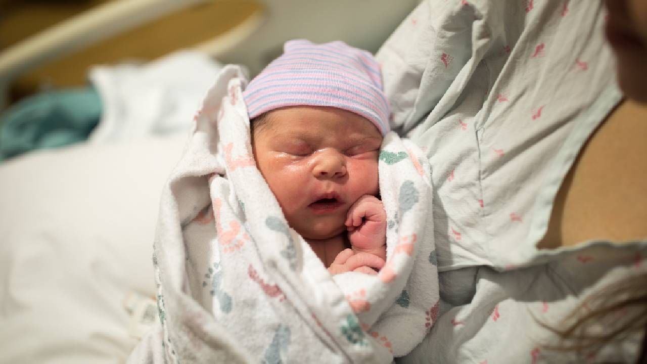 जन्मानंतर बालकांची ऐकण्याची, वास घेण्याची आणि जाणीव होण्याची क्षमता विकसीत होण्यास सुरुवात होते. आईकडून त्याला दूध मिळते. बाळ आईजवळ असल्याने तिच्याकडेच त्याचा ओढा असतो. जन्मापूर्वी ते आईच्या पोटात असते आणि आईशी समरस झालेले असते. आईच्या कुशीत त्यामुळेच त्याला सुरक्षित वाटते. 